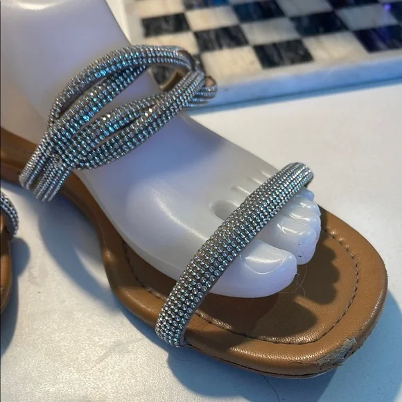 Rouge! Gold and Silver Sandals with Metallic Floral Design - Picture 4 of 12